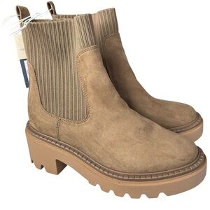 Universal Threads Chunky Platforms Boots Size 8.5 Tan with Comfort Memory Foam